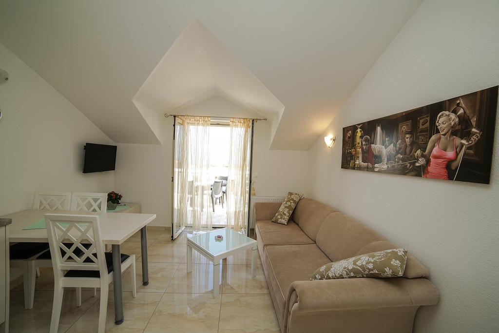 Apartments Manda Supetar Bagian luar foto